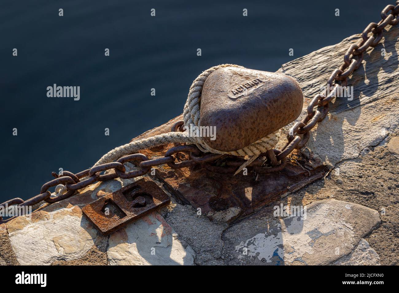 Bollard dans le port de Collioure, Occitania, France. Banque D'Images