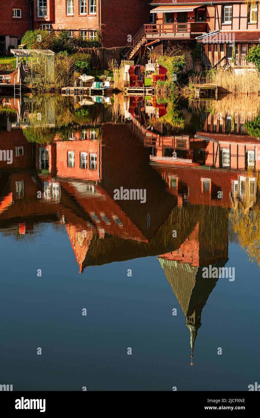 Reflet de la vieille ville de Mölln au lac Schulsee Banque D'Images