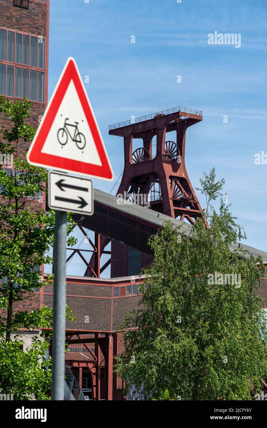 Cyclisme dans la région de la Ruhr, site du patrimoine mondial de la mine de charbon Zollverein, bâti de la fosse à double chevalet Shaft XII, Essen, NRW, Allemagne, Banque D'Images