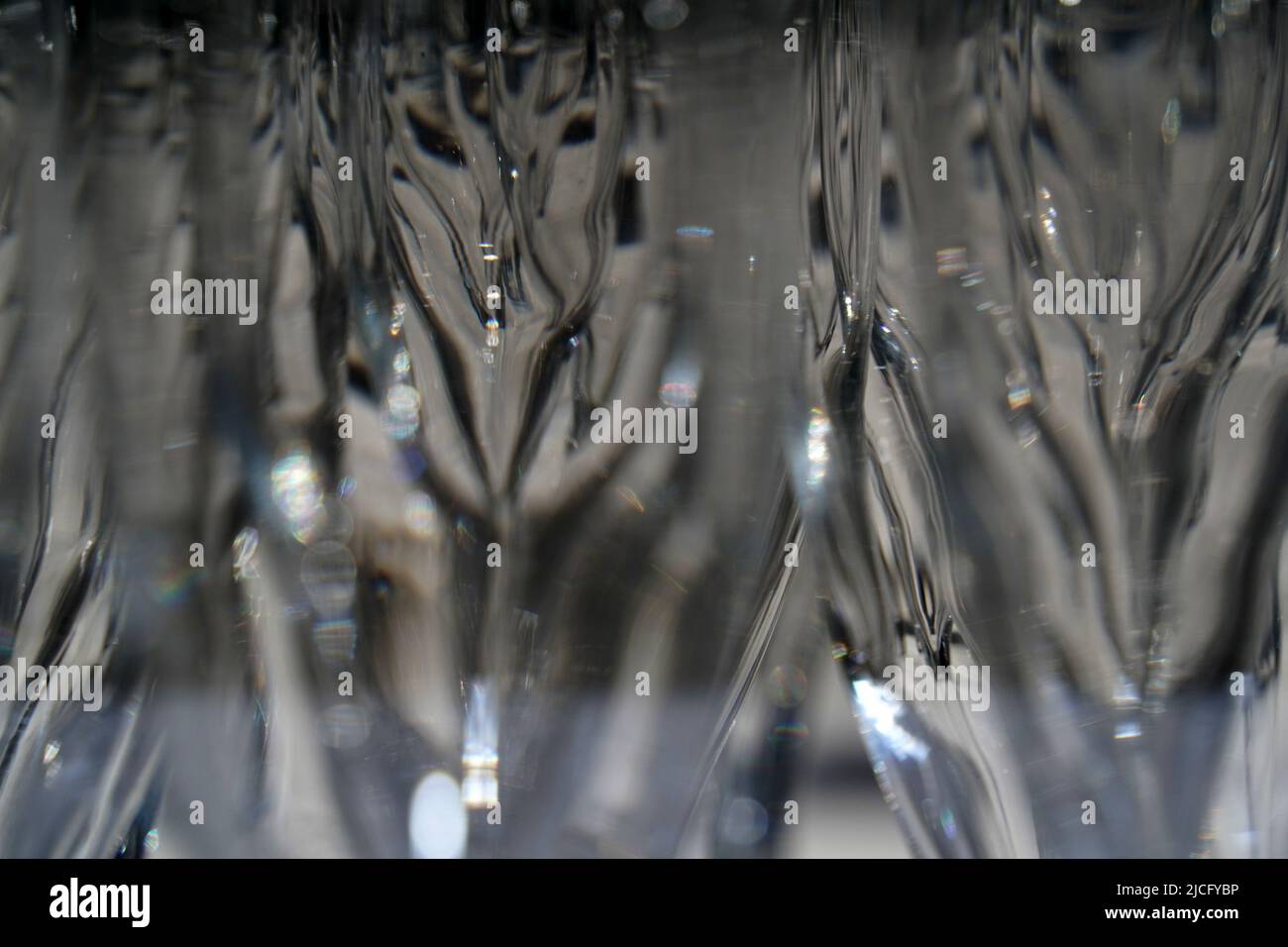 de nombreuses coupes à champagne rapprochent sur une table Banque D'Images