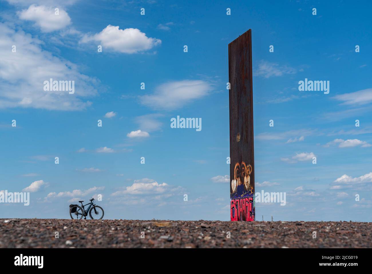 Vélo dans la région de Ruhr, sur le tas de scories de Schurenbach, le point de repère de Bramme pour la région de Ruhr par l'artiste Richard Serra, Essen, NRW, Allemagne, Banque D'Images