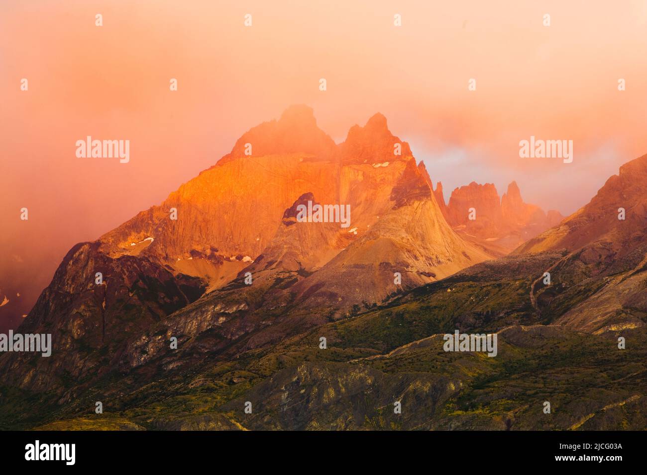 Pics de montagne de Cuernos del Paine au lever du soleil, parc national de Torres del Paine, Chili Banque D'Images