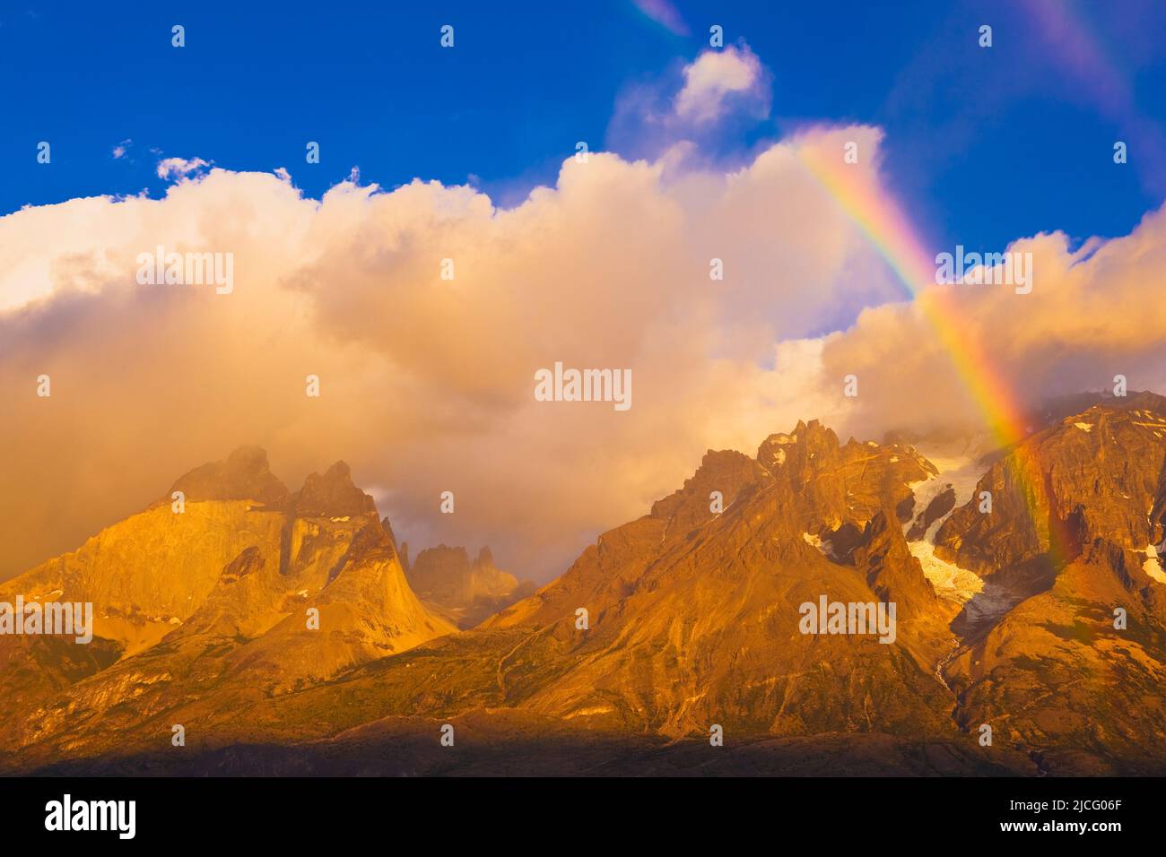 Arc-en-ciel au-dessus des sommets de Cuernos del Paine à Sunrise, parc national Torres del Paine, Chili Banque D'Images