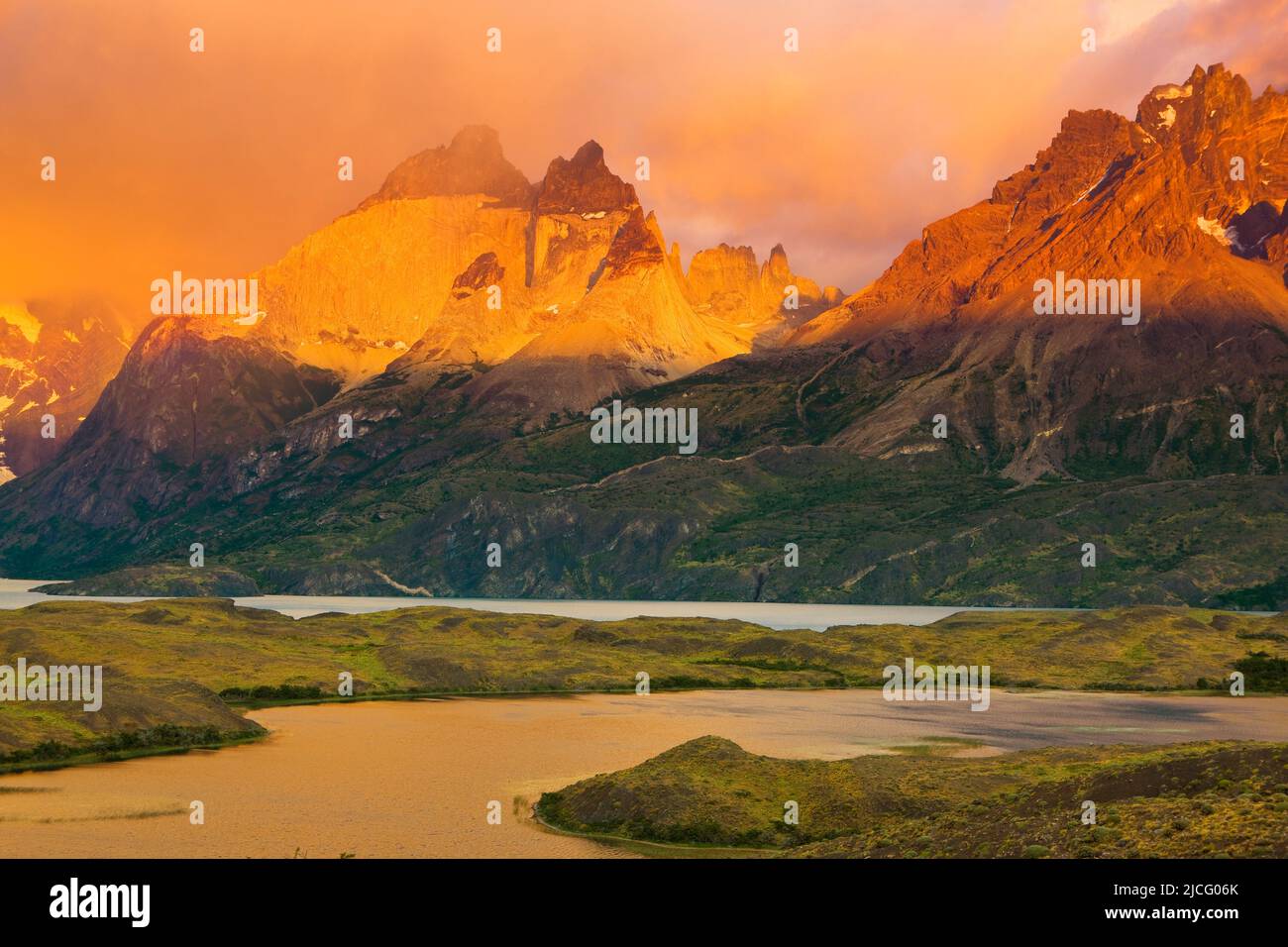 Pics de montagne de Cuernos del Paine au lever du soleil, parc national de Torres del Paine, Chili Banque D'Images