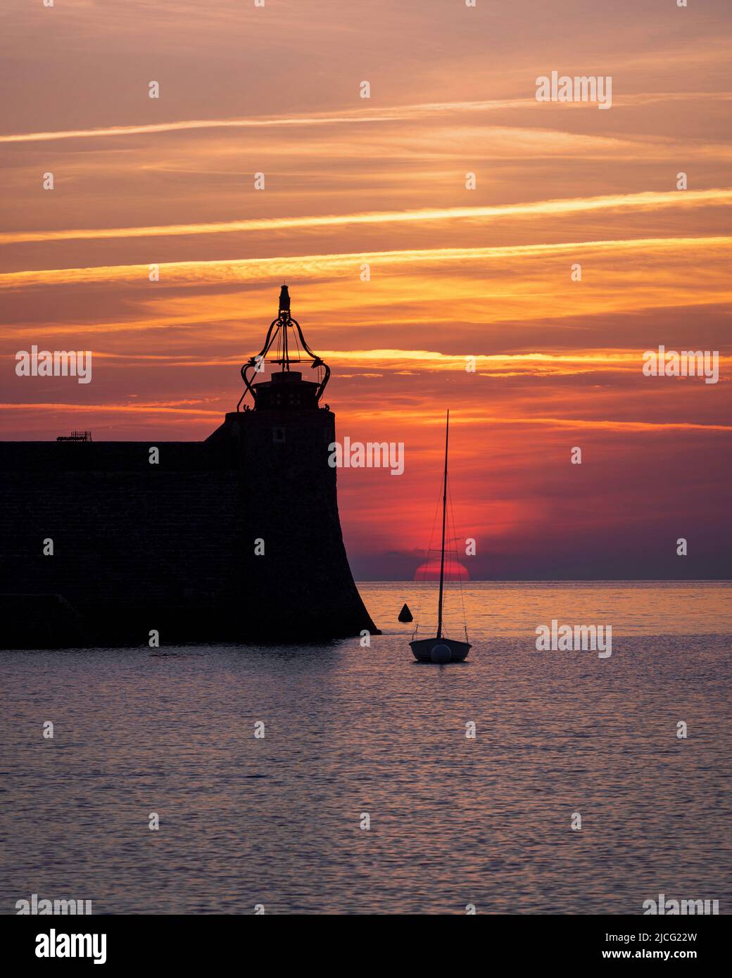 Lever du soleil dans le port de Collioure, Occitania, France. Banque D'Images
