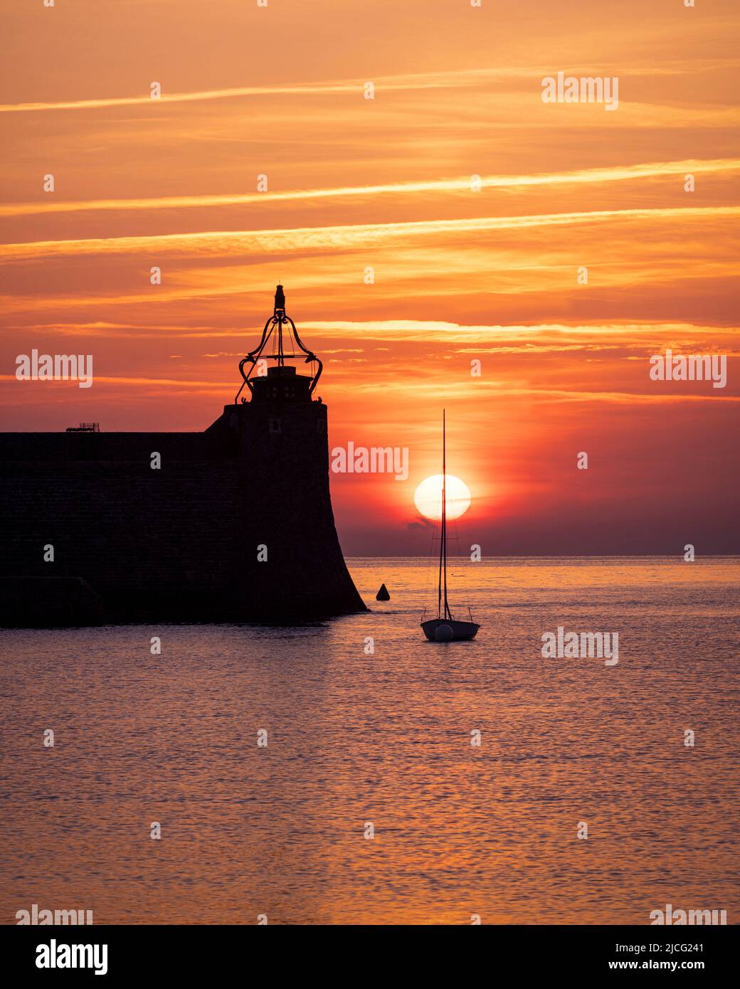 Lever du soleil dans le port de Collioure, Occitania, France. Banque D'Images