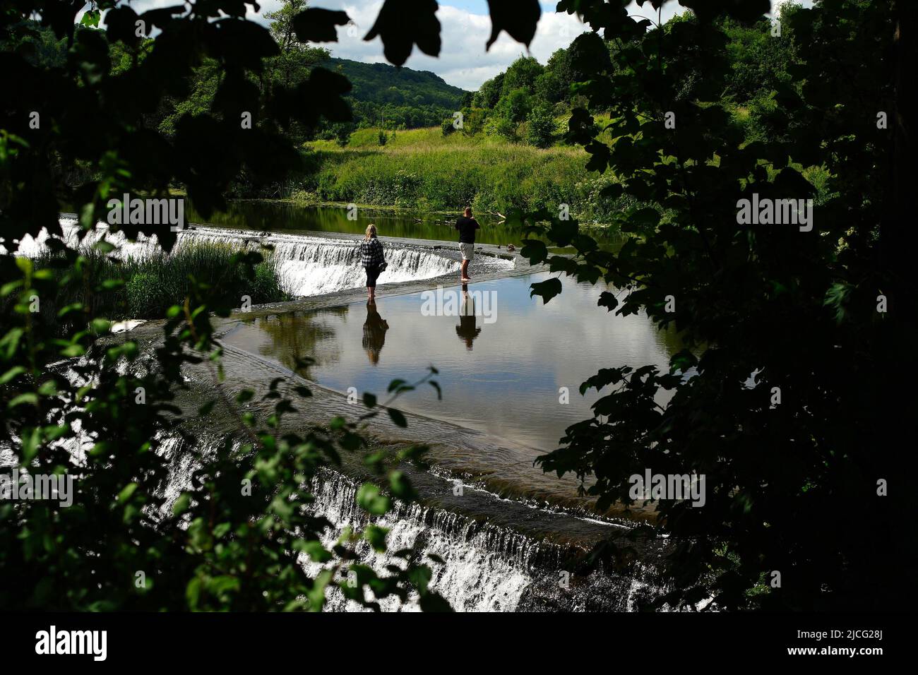 Les gens qui marchent à Warleigh Weir sur le canal Kennett et Avon près de Bath. Date de la photo: Lundi 13 juin 2022. Banque D'Images