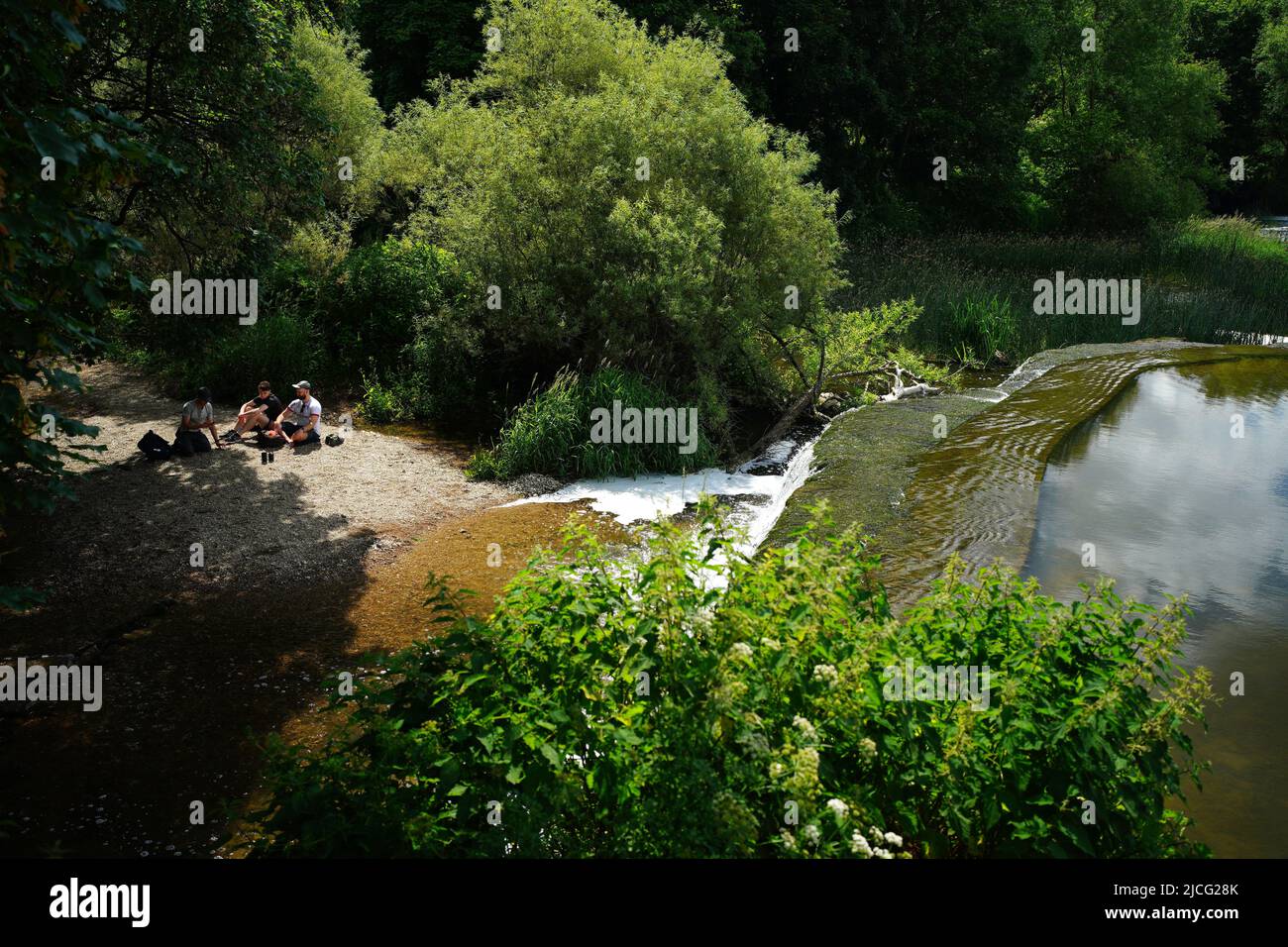 Les gens s'asseyant à Warleigh Weir sur le canal Kennett et Avon près de Bath. Date de la photo: Lundi 13 juin 2022. Banque D'Images