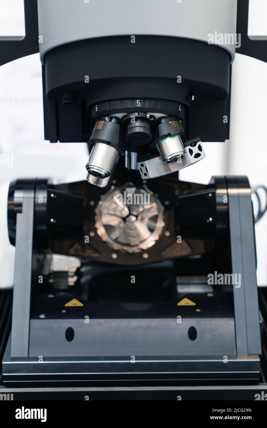 Machine optique pour la mesure précise de la partie de la taille et de la qualité de l'évaluation. Smart factory. Banque D'Images