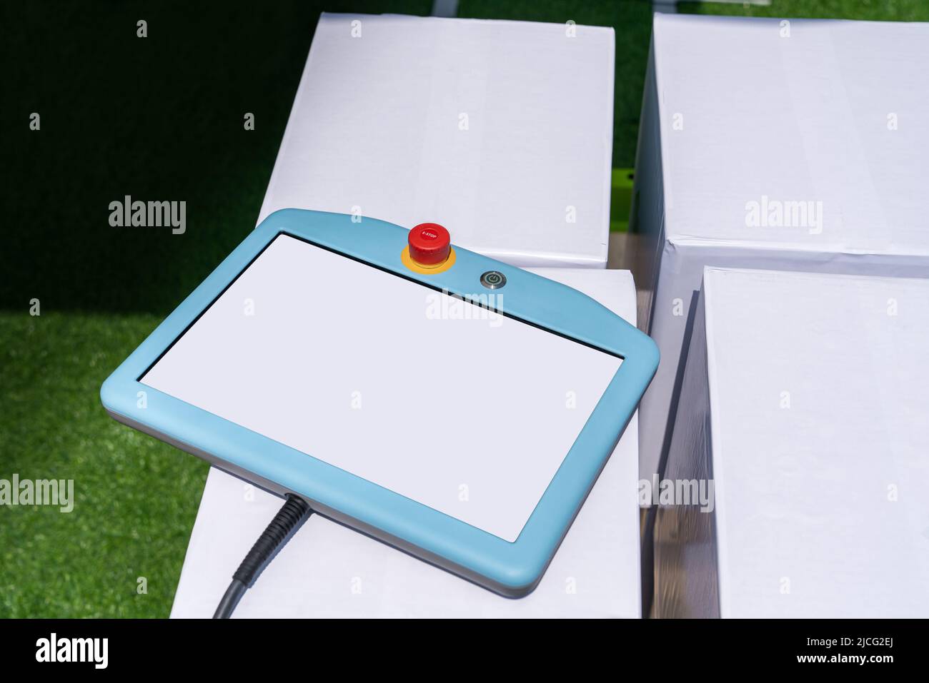 Télécommande d'apprentissage pour la programmation du robot avec le bras robotisé. Usine intelligente Banque D'Images