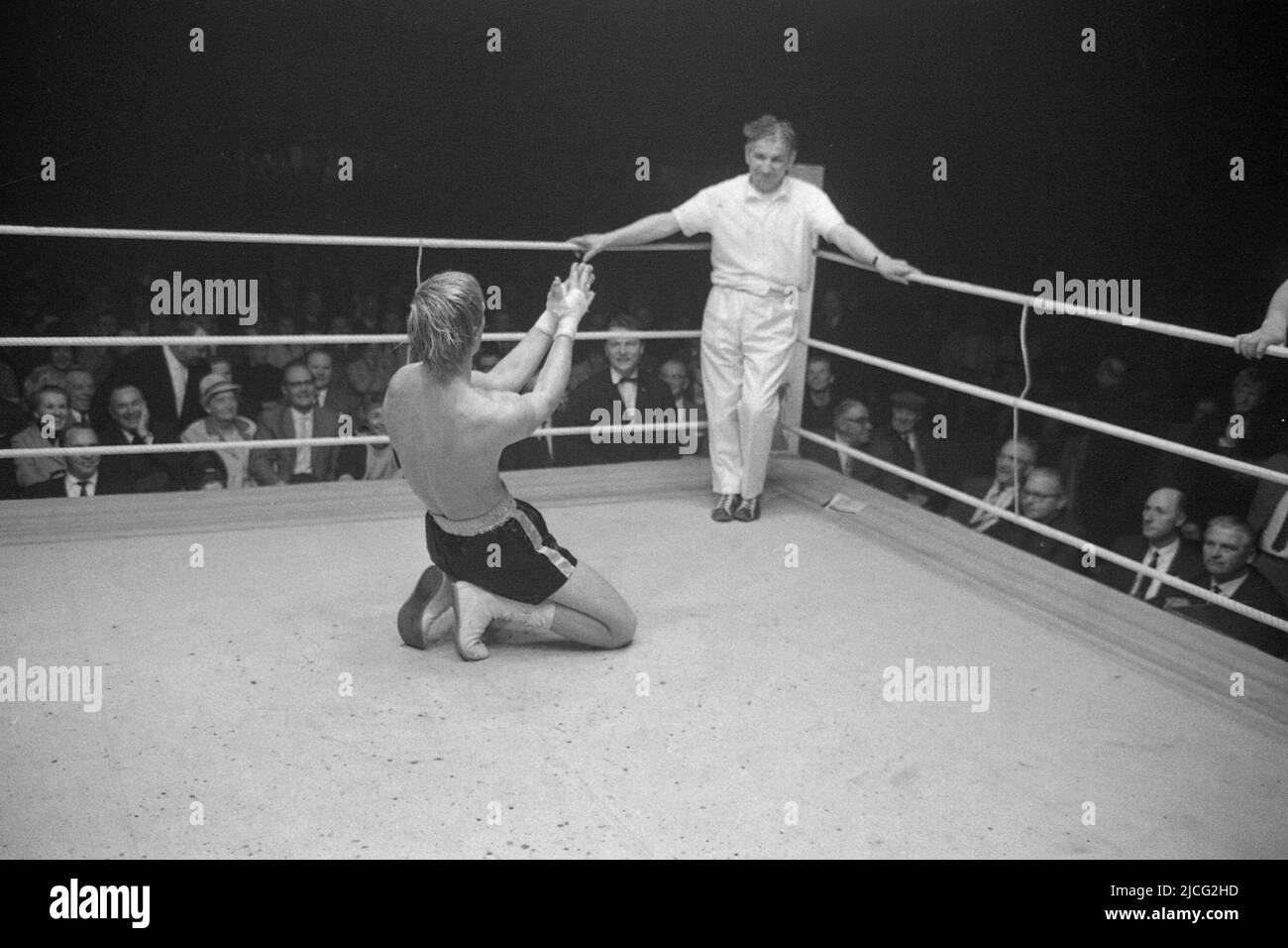 Norbert GRUPE, Allemagne, boxe, s'agenouille devant l'arbitre NUERNBERG, en demandant le geste de décider de la lutte contre Uli Ulli Ritter, qui était un tirage, en sa faveur, 8 mai 1964 à Hambourg, noir et blanc, Noir et blanc, noir et blanc, monochrome, monochrome SW, photo noir et blanc , Banque D'Images