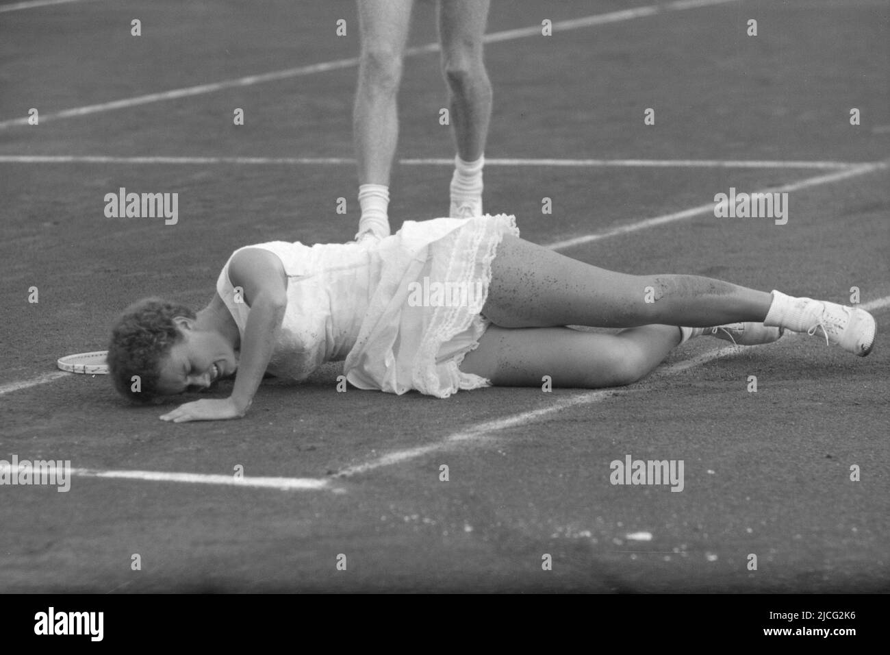 Lesley TURNER BOWREY, australienne, joueur de tennis, est blessé après une chute sur le terrain d'argile, ici dans la finale mixte des Championnats internationaux de tennis de l'Allemagne 1963 à Hambourg, qu'elle a gagné avec son partenaire double Fred Stolle, gagnant, noir et blanc, noir et blanc, noir et blanc, noir et blanc, monochrome, noir et blanc monochrome, photo noir et blanc, 08/13/1963. Banque D'Images