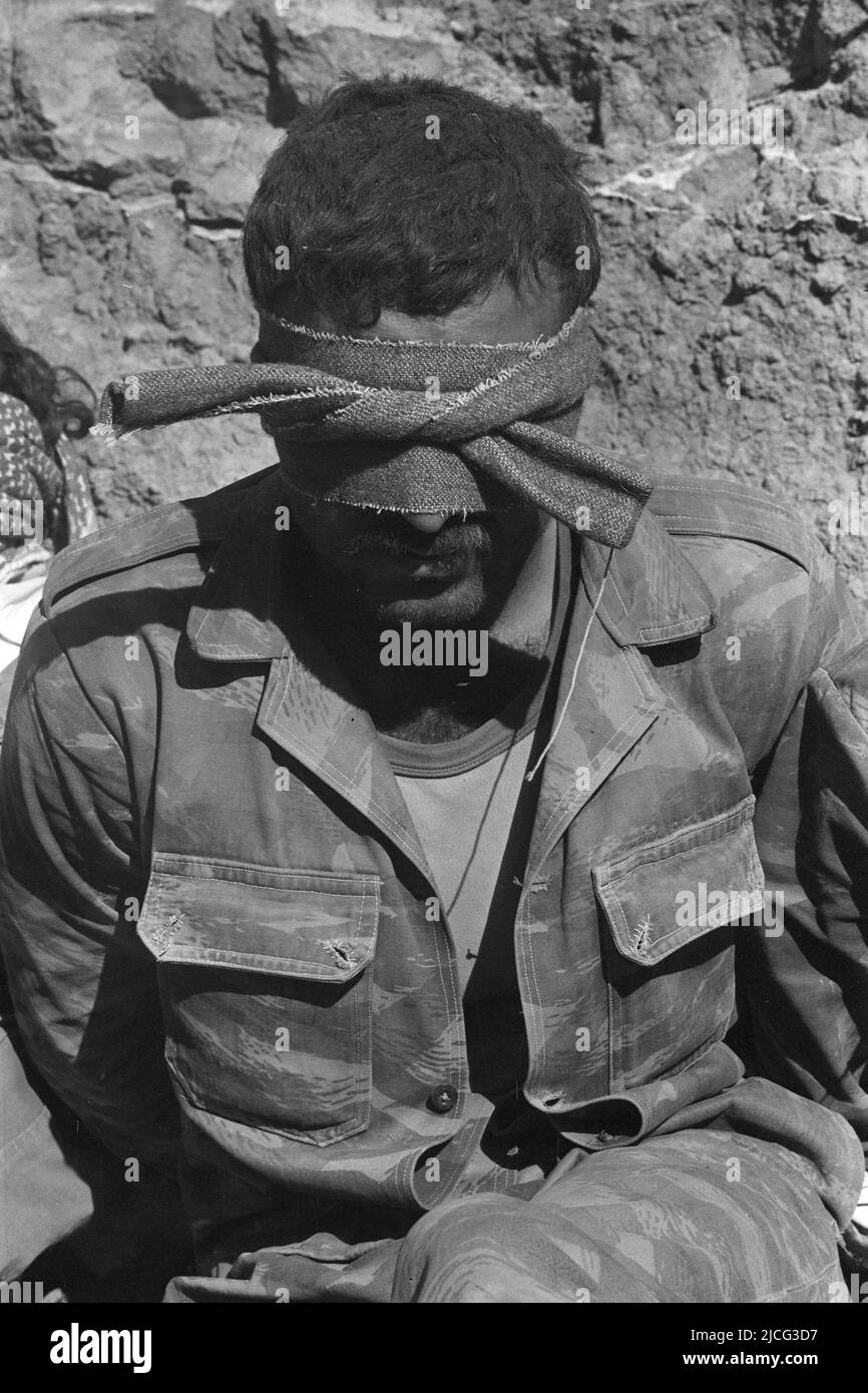 Prisonnier syrien, soldat de l'armée syrienne attaché aveuglé, assis sur le sol, pendant la guerre de Kippour, la guerre de Kippour entre Israël et les États arabes d'Égypte, la Jordanie et la Syrie a duré de 6 octobre à 25 août octobre 1973 Banque D'Images