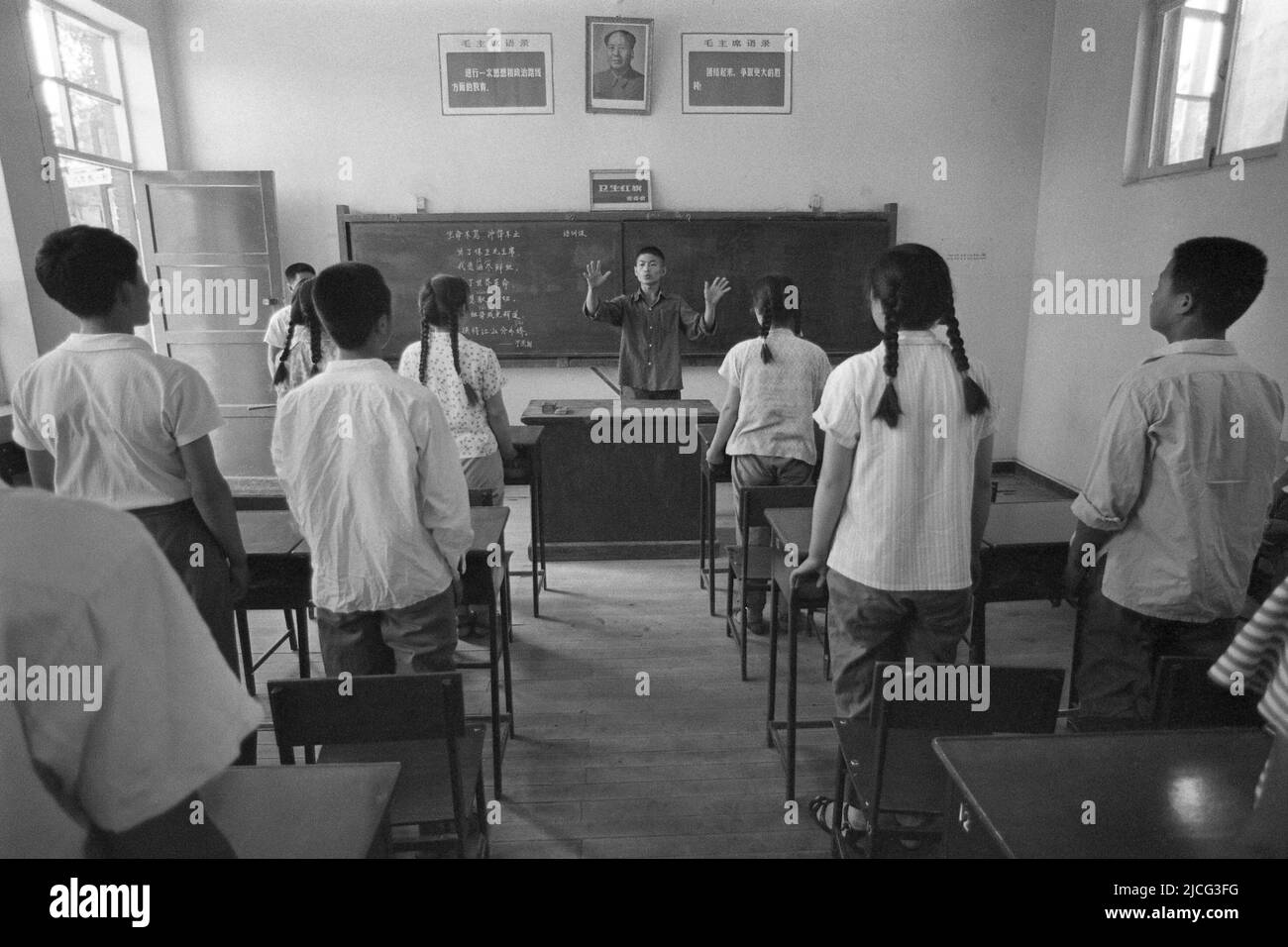 Pékin, Chine. 30th juin 2020. Leçons dans une école chinoise, l'enseignant dirigeant les élèves qui sont debout à leur bureau, 26 juillet 1972 Credit: dpa/Alamy Live News Banque D'Images