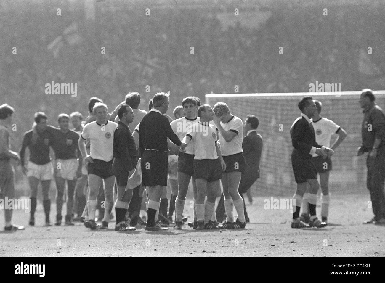Arbitre Tofik BAHKRAMOW donne à Uwe SEELER sa main après la finale Allemagne-Angleterre, football, coupe du monde 1966, 30.07.1966, Â Banque D'Images