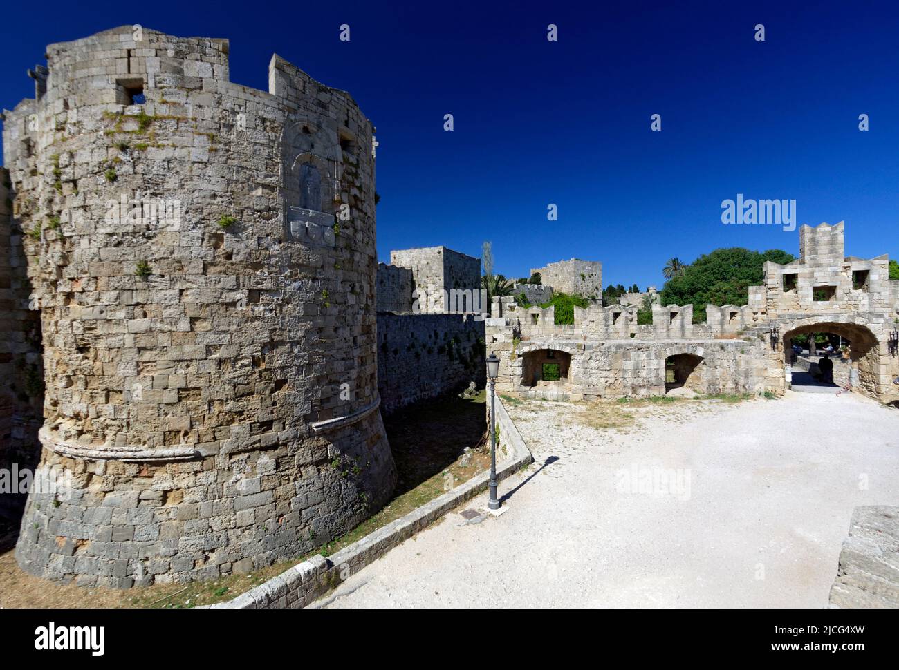 Mur de défense extérieure, la vieille ville de Rhodes, Rhodes, Dodécanèse, Grèce. Banque D'Images