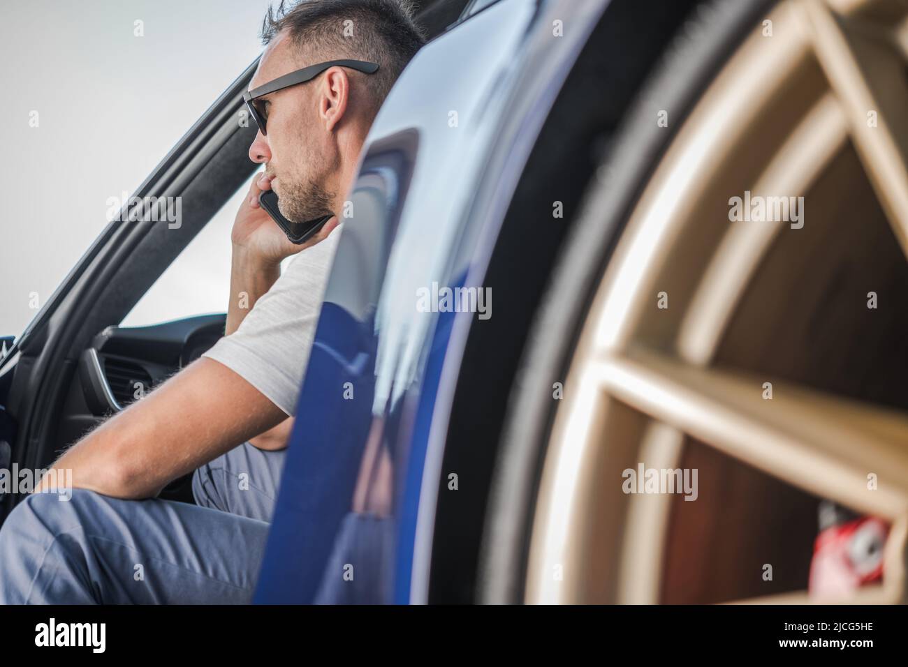 Homme dans une voiture de luxe Banque de photographies et d’images à ...