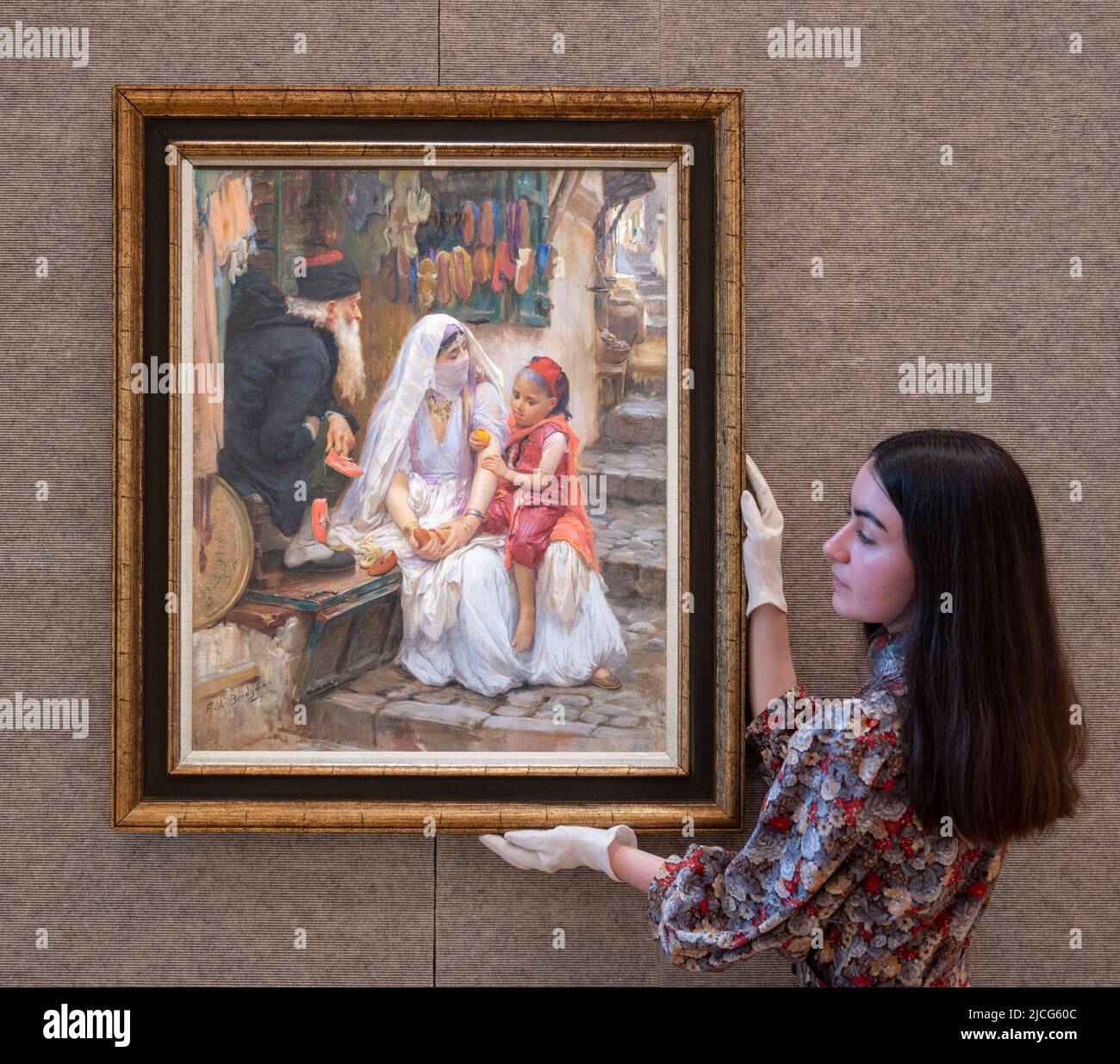 Bonhams, New Bond Street, Londres, Royaume-Uni. 13 juin 2022. La vente d'art orientaliste de Bonhams a lieu le 14 juin. Au cours de la seconde moitié du 19th siècle et des premières années du 20th, l'art orientaliste était très populaire et la demande de nouveaux travaux attirait de nombreux artistes dans le genre. Un point fort de la vente est: New Shoes, Alger par Frederick Bridgman. Estimation: £100 000-150 000. Crédit : Malcolm Park/Alay Live News. Banque D'Images