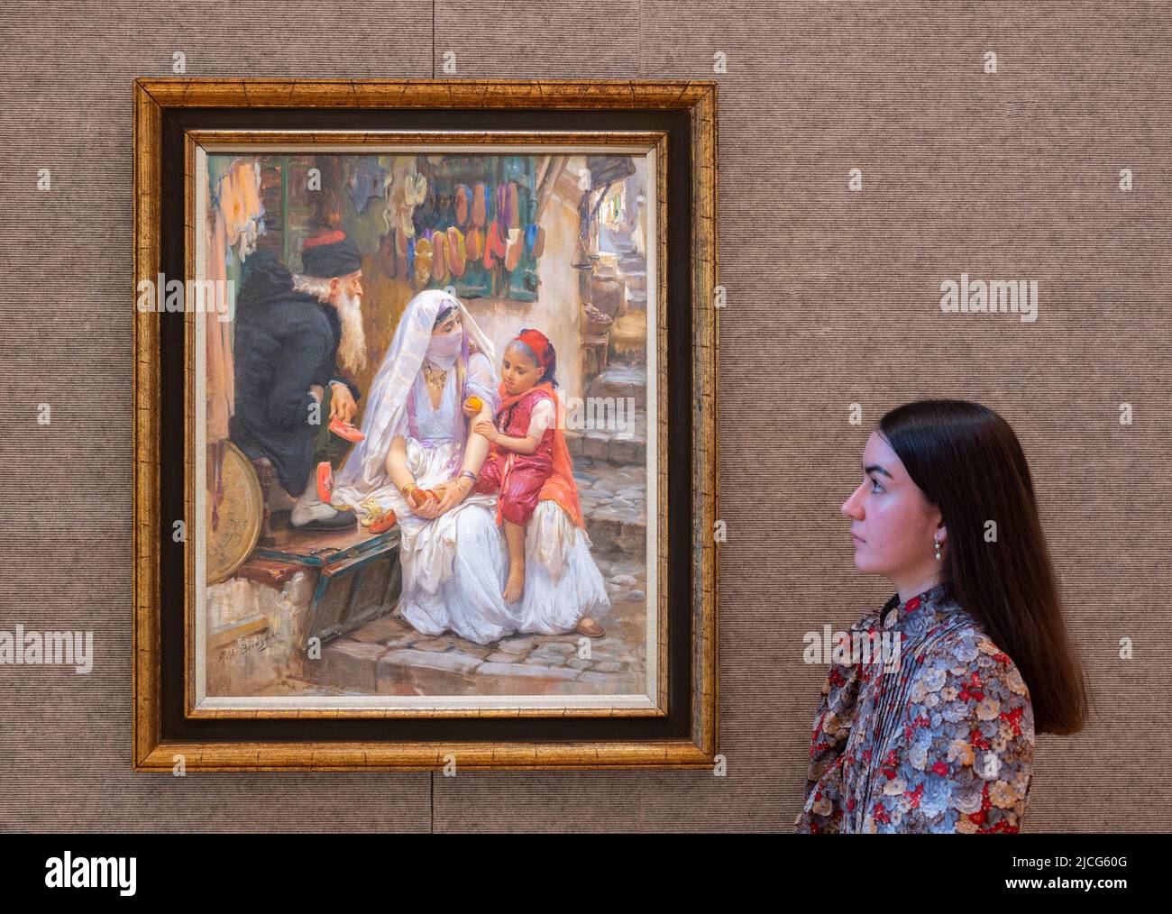 Bonhams, New Bond Street, Londres, Royaume-Uni. 13 juin 2022. La vente d'art orientaliste de Bonhams a lieu le 14 juin. Au cours de la seconde moitié du 19th siècle et des premières années du 20th, l'art orientaliste était très populaire et la demande de nouveaux travaux attirait de nombreux artistes dans le genre. Un point fort de la vente est: New Shoes, Alger par Frederick Bridgman. Estimation: £100 000-150 000. Crédit : Malcolm Park/Alay Live News. Banque D'Images