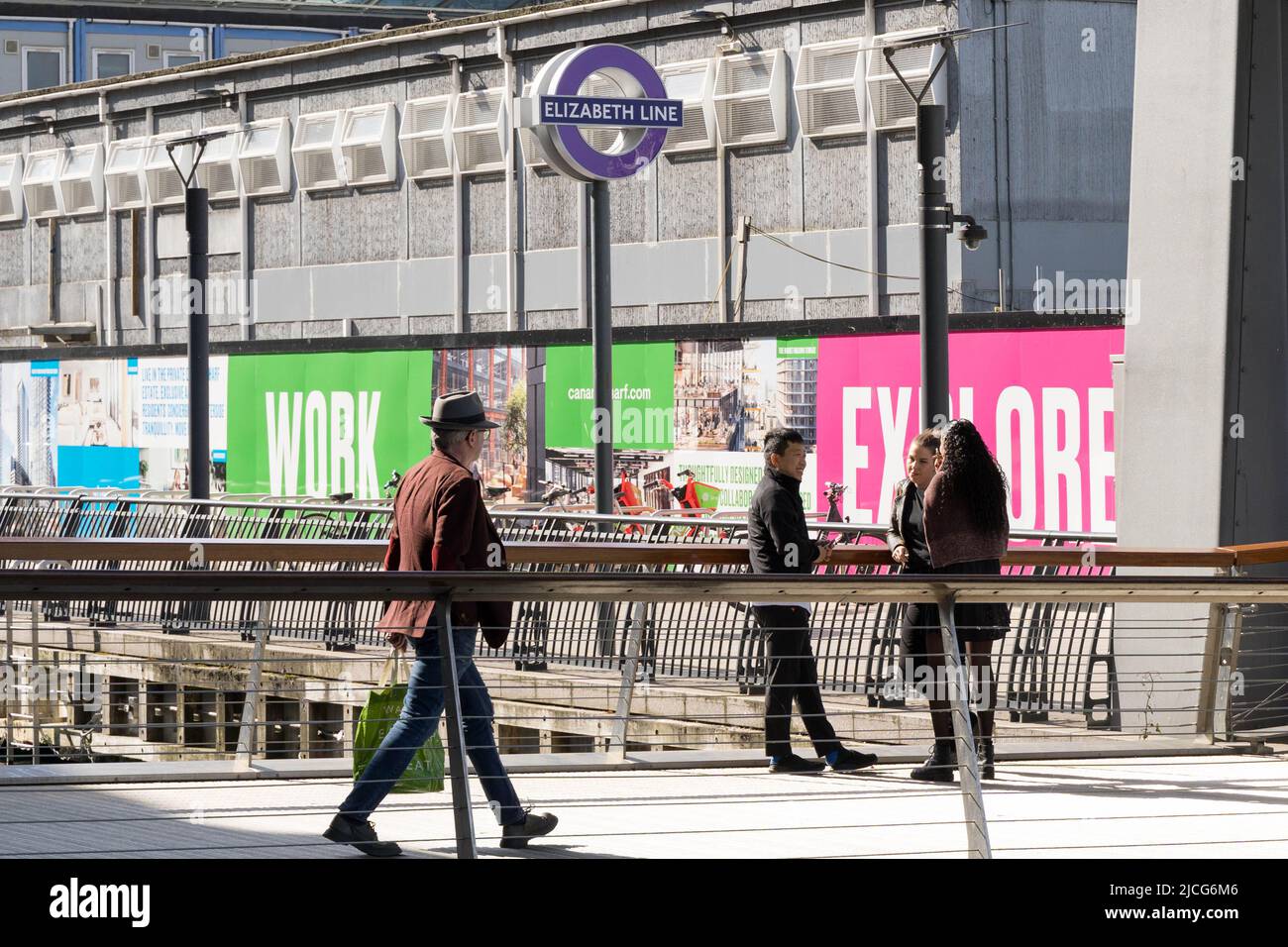 Les personnes qui voyagent en métro à Londres ont un peu d'air frais sous le soleil de l'été à l'extérieur de la station Elizabeth Line, Londres, Angleterre, Royaume-Uni Banque D'Images