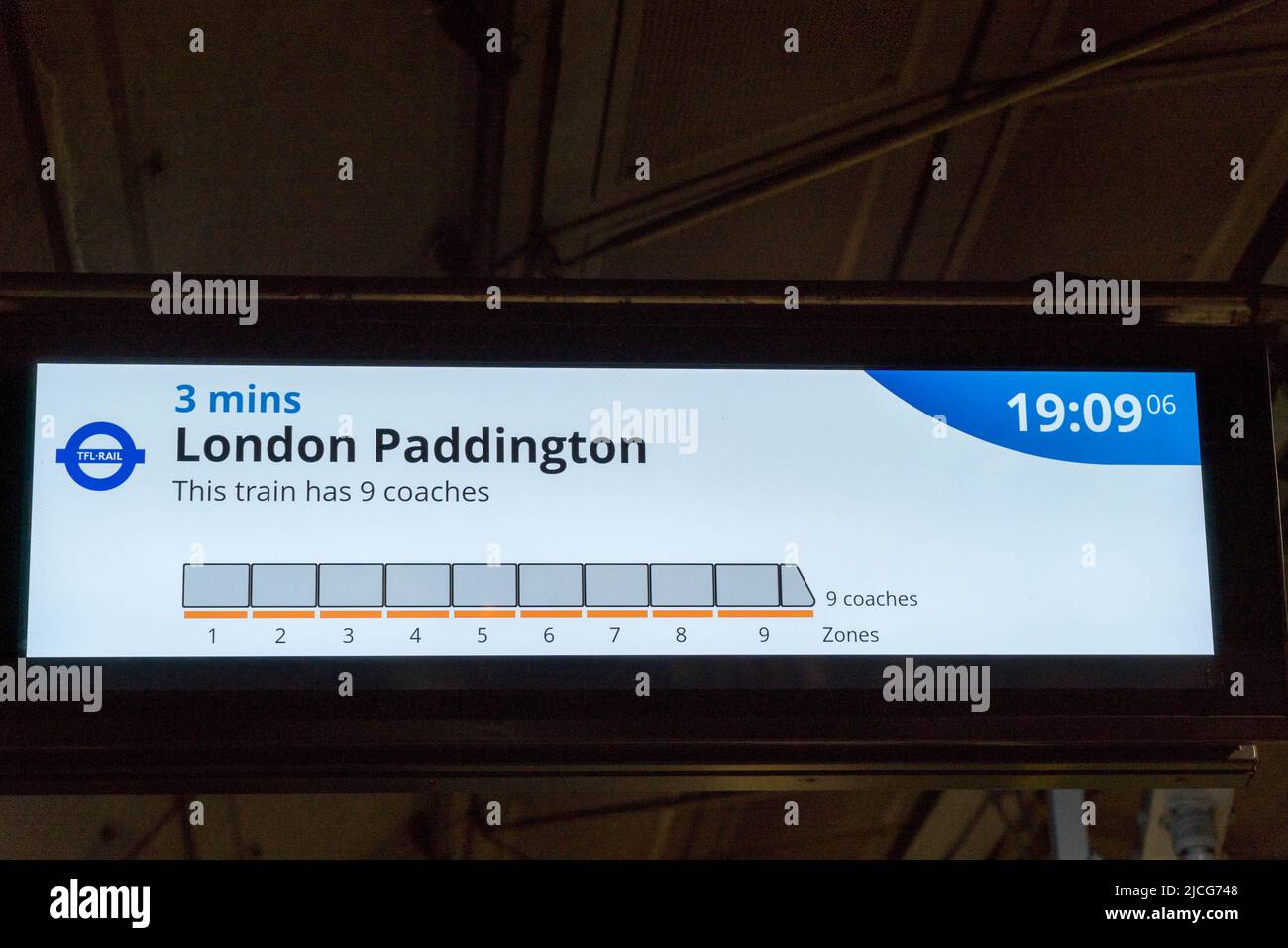 TFL-RAIL (maintenant Elizabeth Line , Crossrail ou Purple Line) embarquement au-dessus de la plate-forme terminaux de Londres Heathrow à Londres Paddington Angleterre Royaume-Uni Banque D'Images