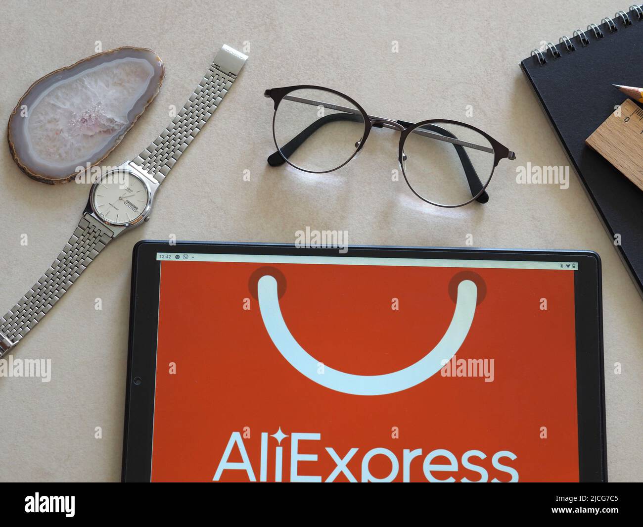 Sur cette photo, le logo AliExpress s'affiche sur une tablette Banque D'Images