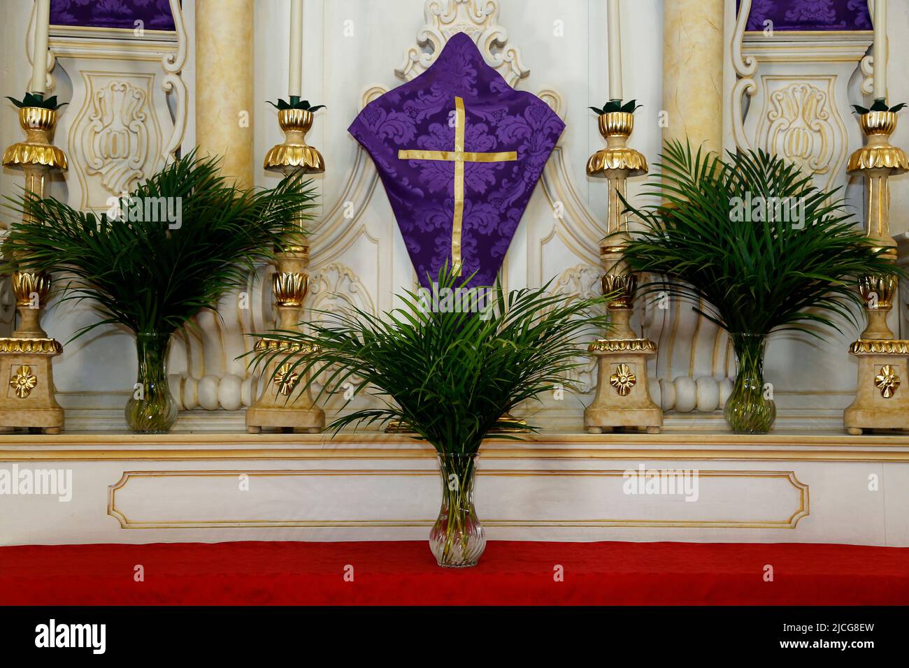 Semaine Sainte. Croix recouverte de tissu violet pendant la période de prêt. Célébration catholique traditionnelle Palm dimanche. Foi chrétienne. Symbole religieux. Banque D'Images