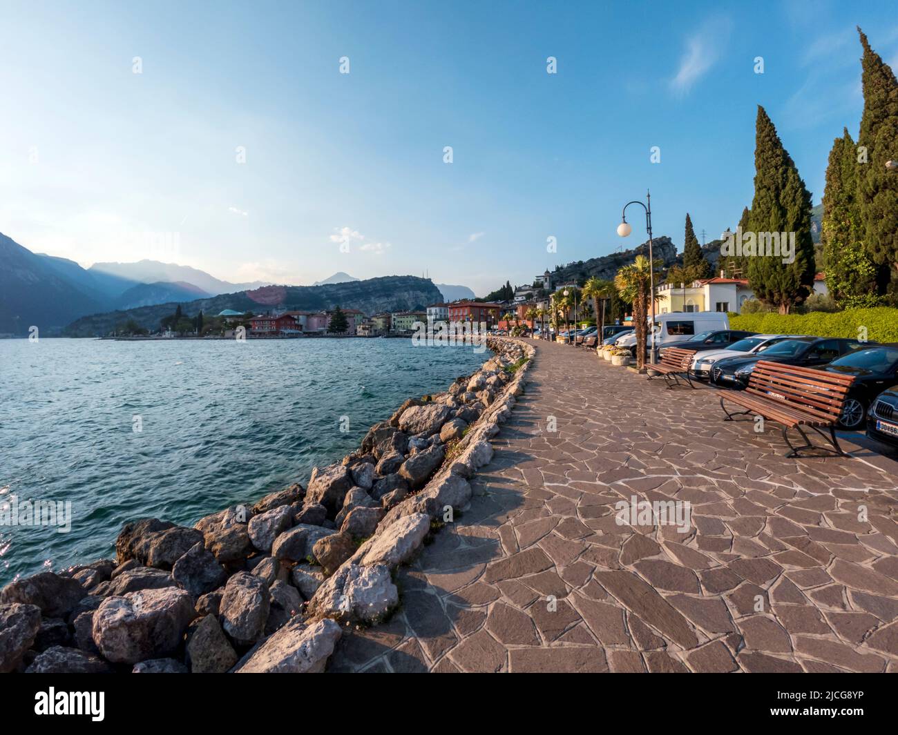 Tarbole, Italie - Mai, 2022 : au bord du lac de Garde, sentier de randonnée de Tarbole à Riva del Garda, avec des montagnes en arrière-plan Banque D'Images