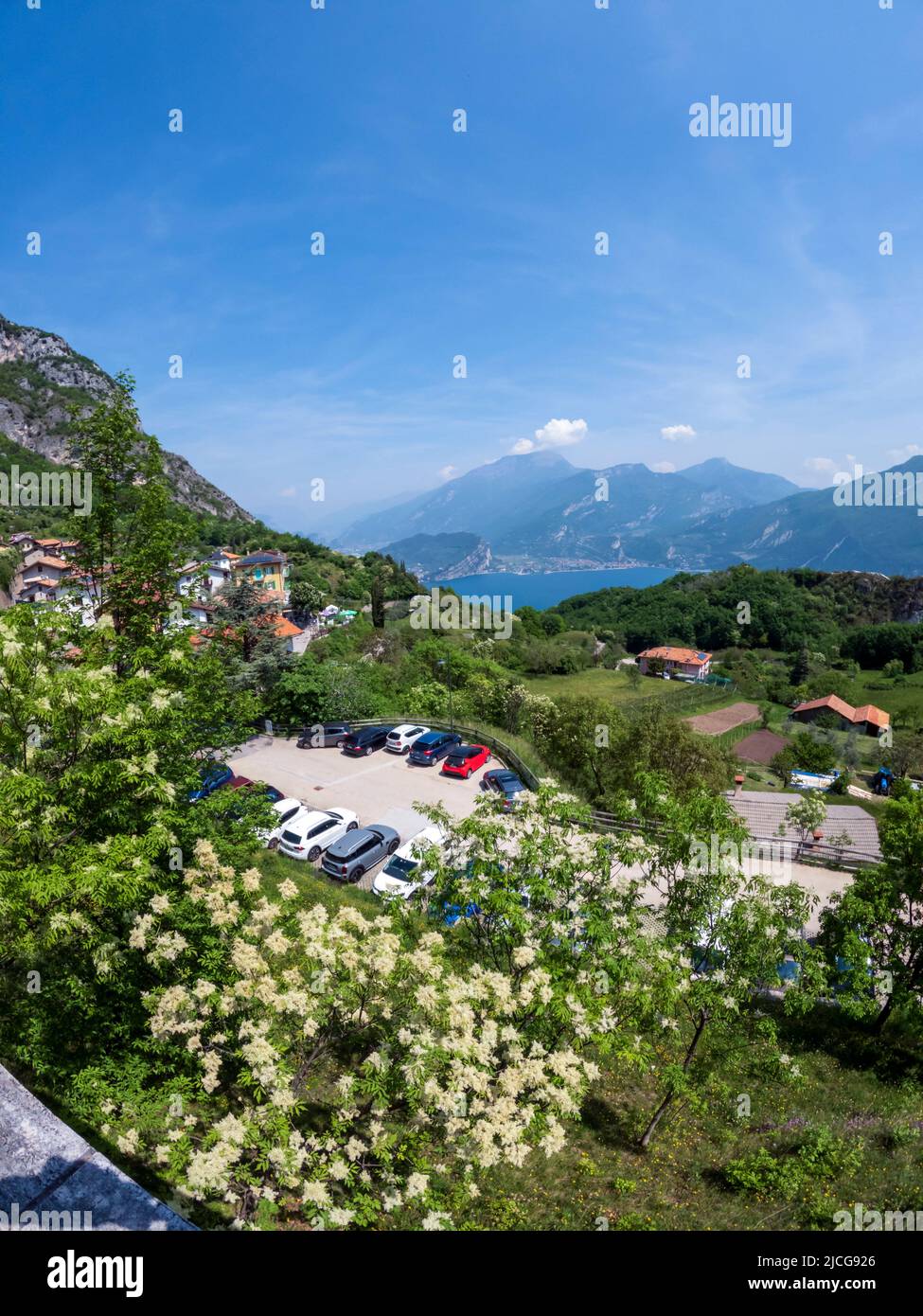 Pregasina, Italie - Mai, 2022 : vue sur le parking et la vallée verdoyante de Valle di Ledro , point de départ du sentier de randonnée à Punta Larici Banque D'Images