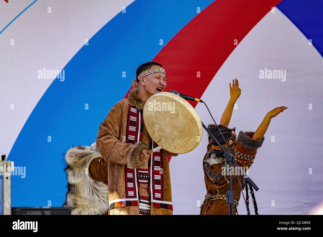 Omsk, Russie. 12 juin 2022. Fête de la Russie. Composition vocale avec un tambourin d'un homme représentatif du groupe ethnique national. Banque D'Images
