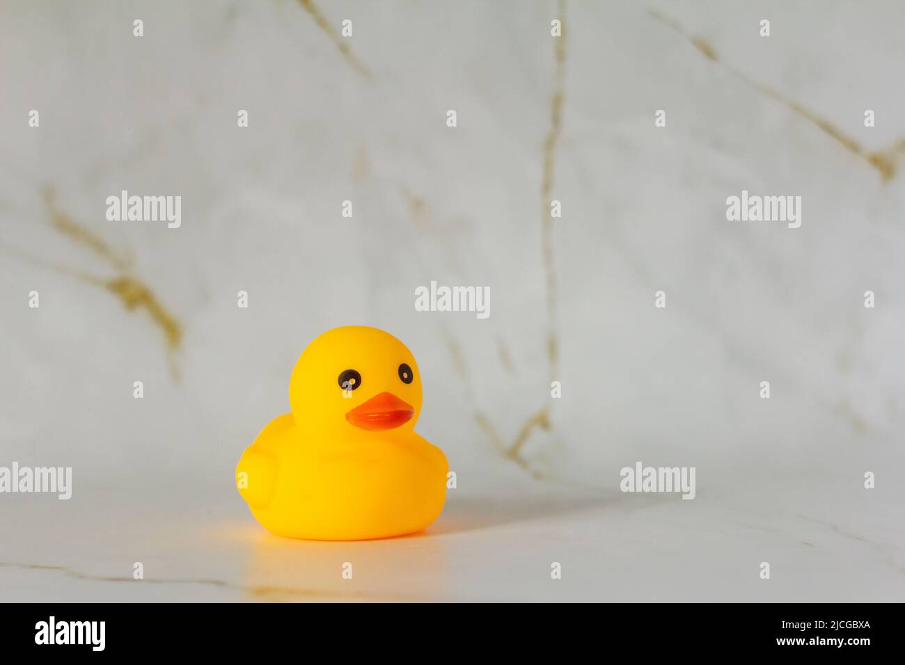 Canard en caoutchouc jaune pour nager sur fond de marbre Banque D'Images