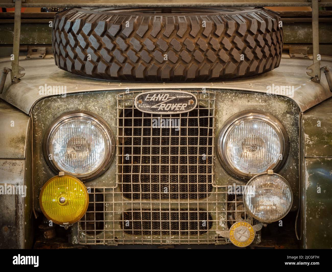 Essen, Allemagne - 23 mars 2022 : vue avant d'une voiture britannique classique Land Rover série 1 très abîmé à Essen, Allemagne Banque D'Images