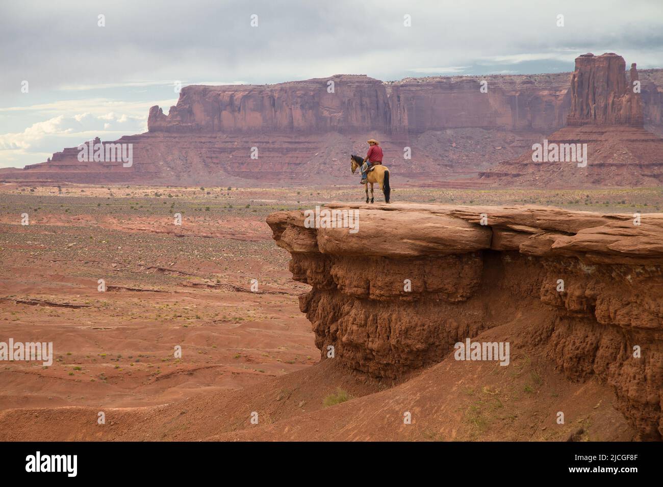 Oljato-Monument Valley, Arizona - 4 septembre 2019: Man on a Horse à John Ford point dans Monument Valley, Arizona, États-Unis. Banque D'Images