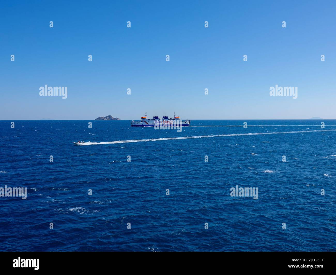 Le ferry bleu Marine, Acciarello, se dirige vers le port de Piombino, en Italie. Banque D'Images