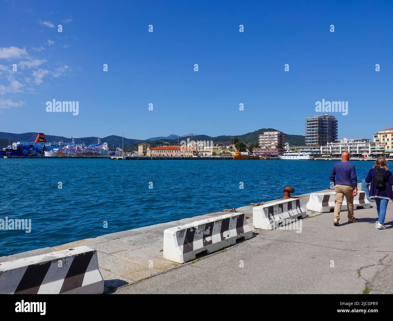 Personnes marchant et bâtiments le long de la ville portuaire de Portoferraio, île d'Elbe, Toscane, Italie. Banque D'Images