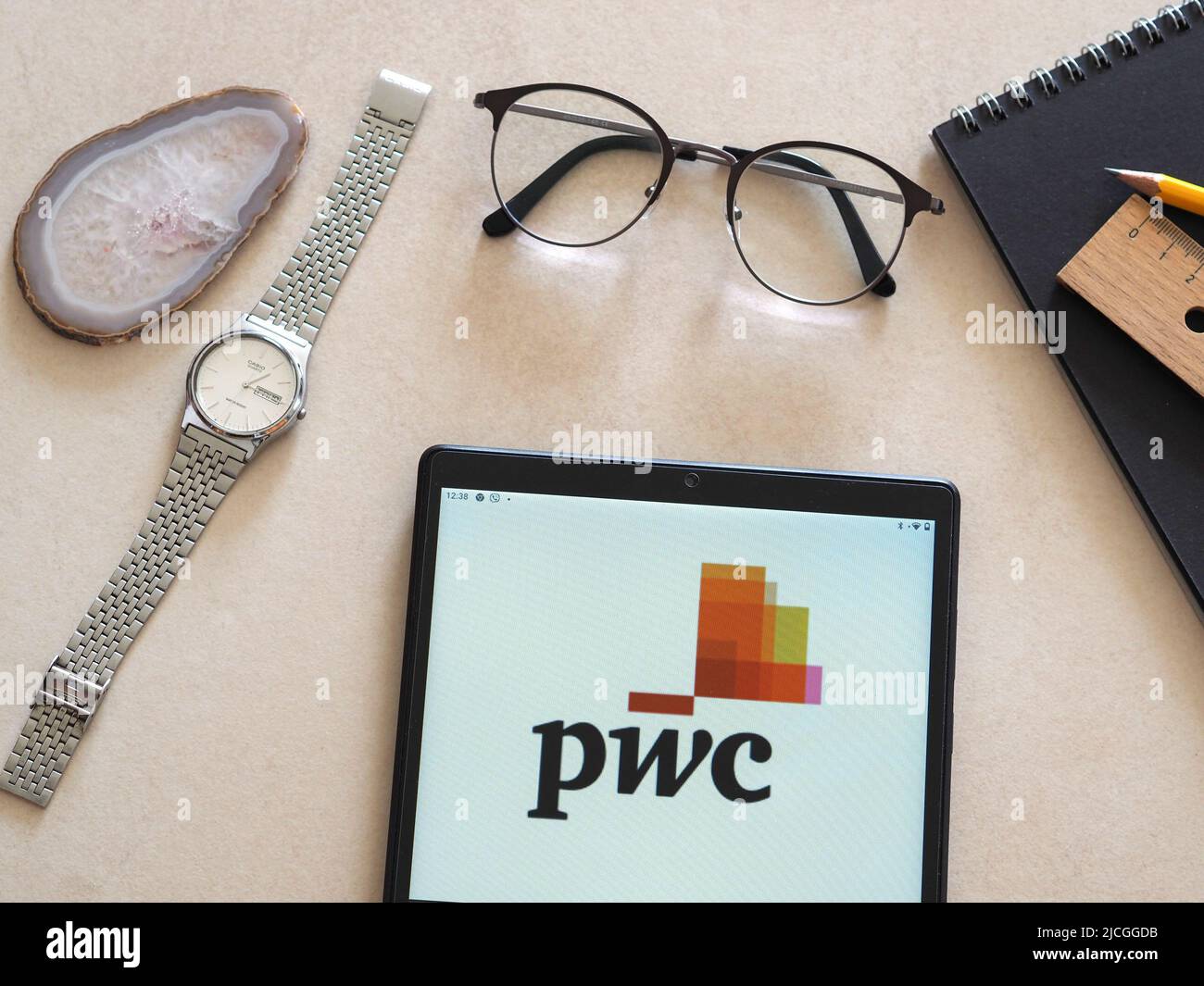 Dans cette illustration, un logo PricewaterhouseCoopers (PWC) apparaît sur une tablette. Banque D'Images