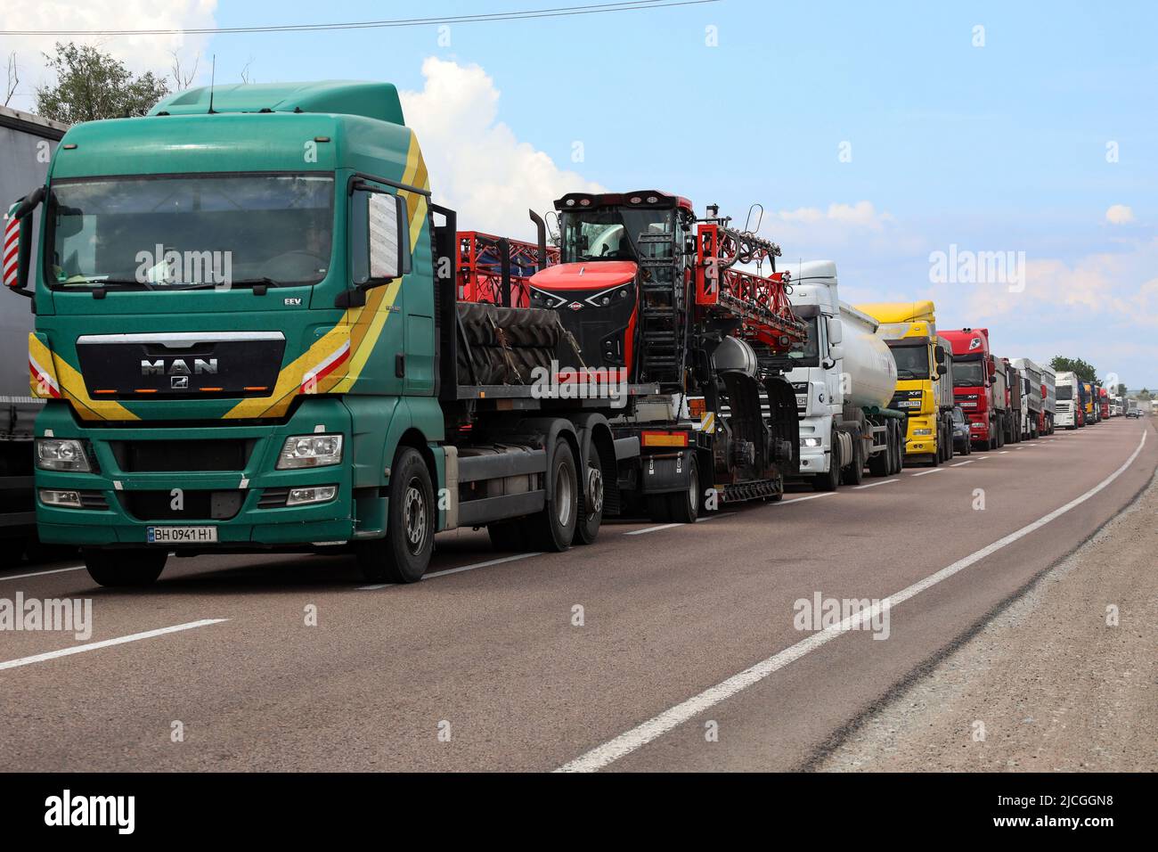 RÉGION D'ODESA, UKRAINE - le 11 JUIN 2022 - les camions sont bloqués dans les embouteillages aux points de contrôle de la frontière, car les routes maritimes d'exportation de céréales restent bloquées Banque D'Images