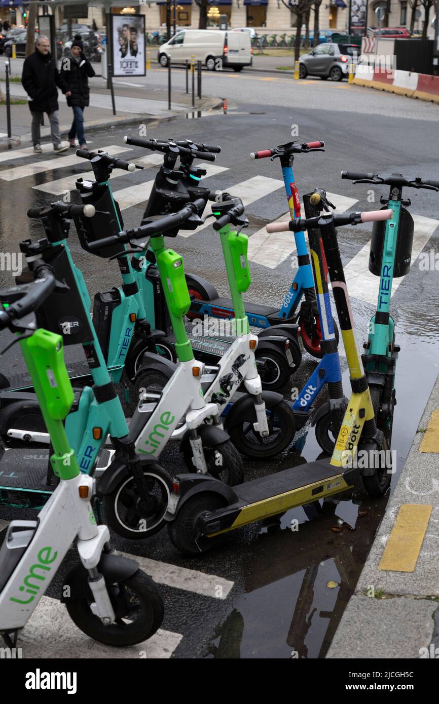 Location de trottinettes garées dans une rue à Paris, France Banque D'Images