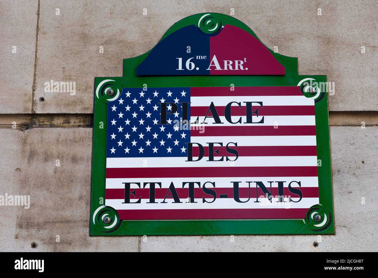 Un panneau de rue dans le 16ème arrondissement de Paris avec le drapeau américain et le texte 'place des Etats-Unis'. Banque D'Images