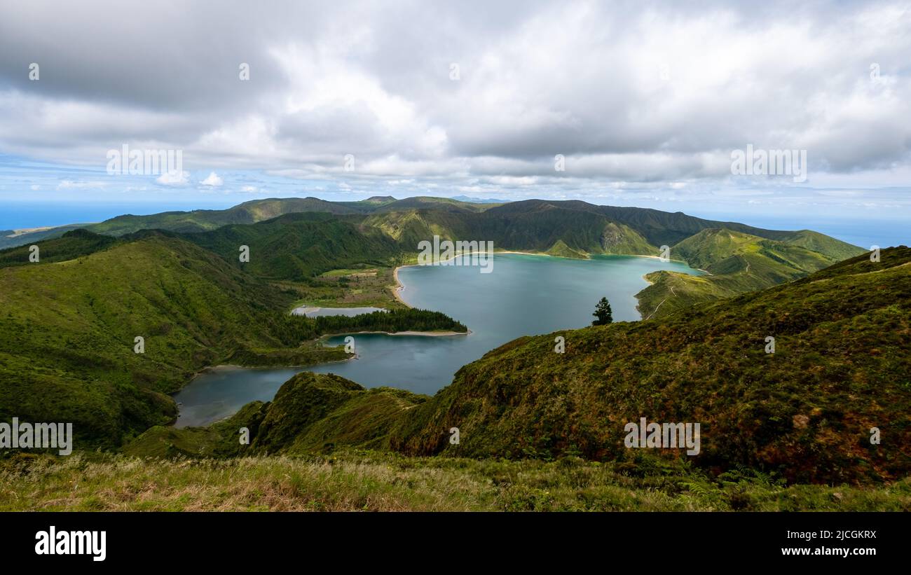 Vue panoramique sur le lac Fire - "Lagoa do Fogo" -, un lac volcanique à São Miguel, Açores, Portugal. Banque D'Images