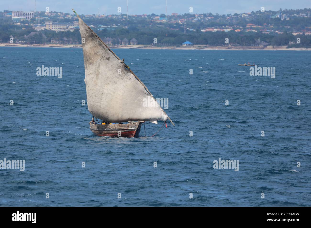 Pêcheur sur un bateau traditionnel en bois de boutre, Océan Indien, Zanzibar, Tanzanie, Afrique de l'est Banque D'Images