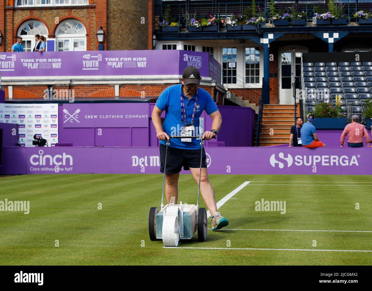 Queen's Club, West Kensington, Londres, Angleterre ; 13th juin 2022 ; Cinch Queens Club ATP Tour série 500 Tournoi de tennis sur gazon ; Groundsman préparant le court du centre Banque D'Images