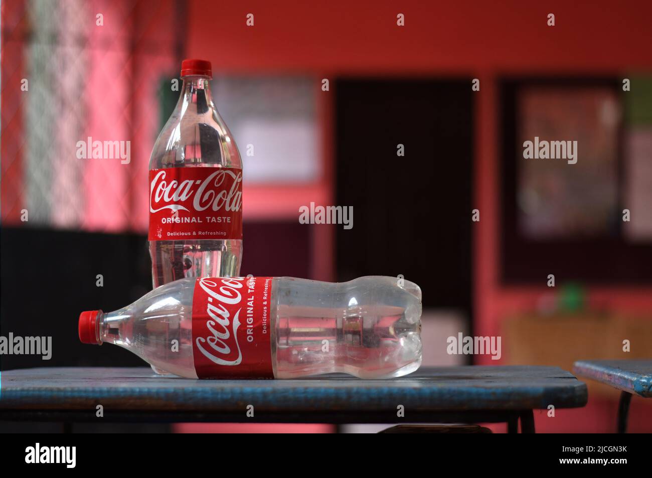 Deux bouteilles de coca cola blanches sur la table. Boisson la plus populaire au monde. Banque D'Images