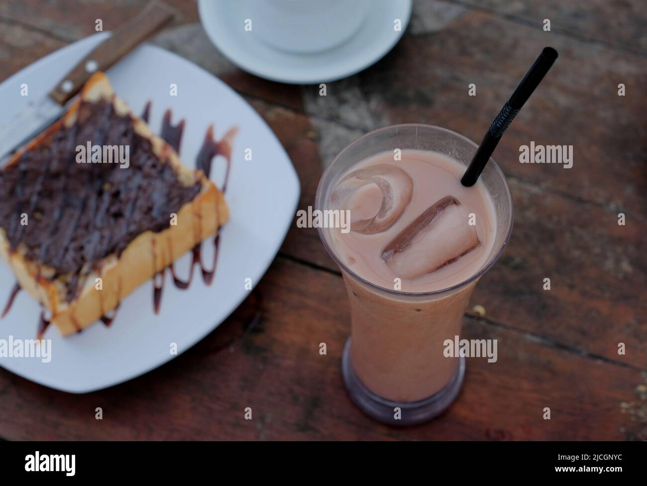 Lait au chocolat froid avec glace sur la table Banque D'Images