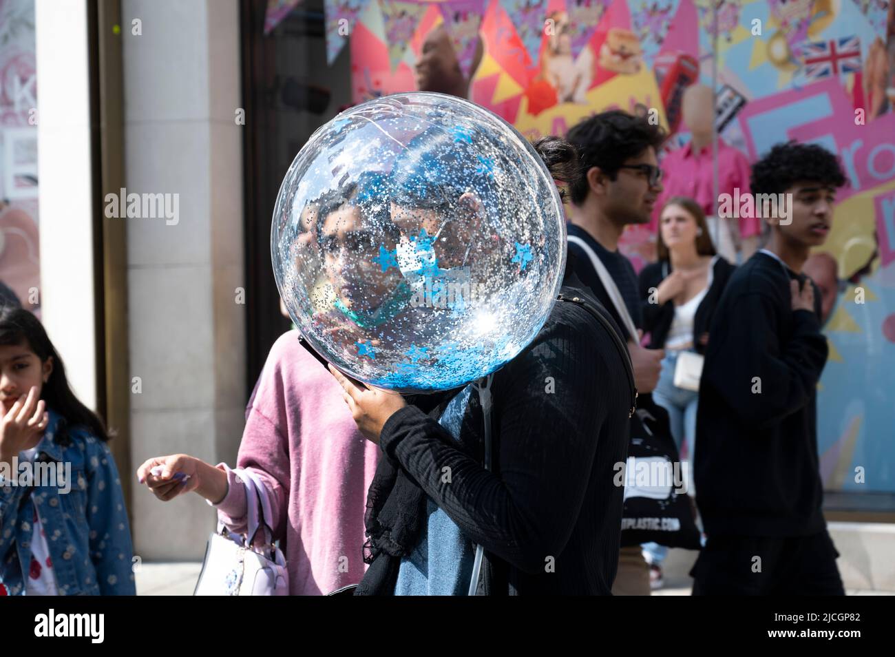 Centre de Londres, Regent's Street. Jeune femme avec un ballon Banque D'Images
