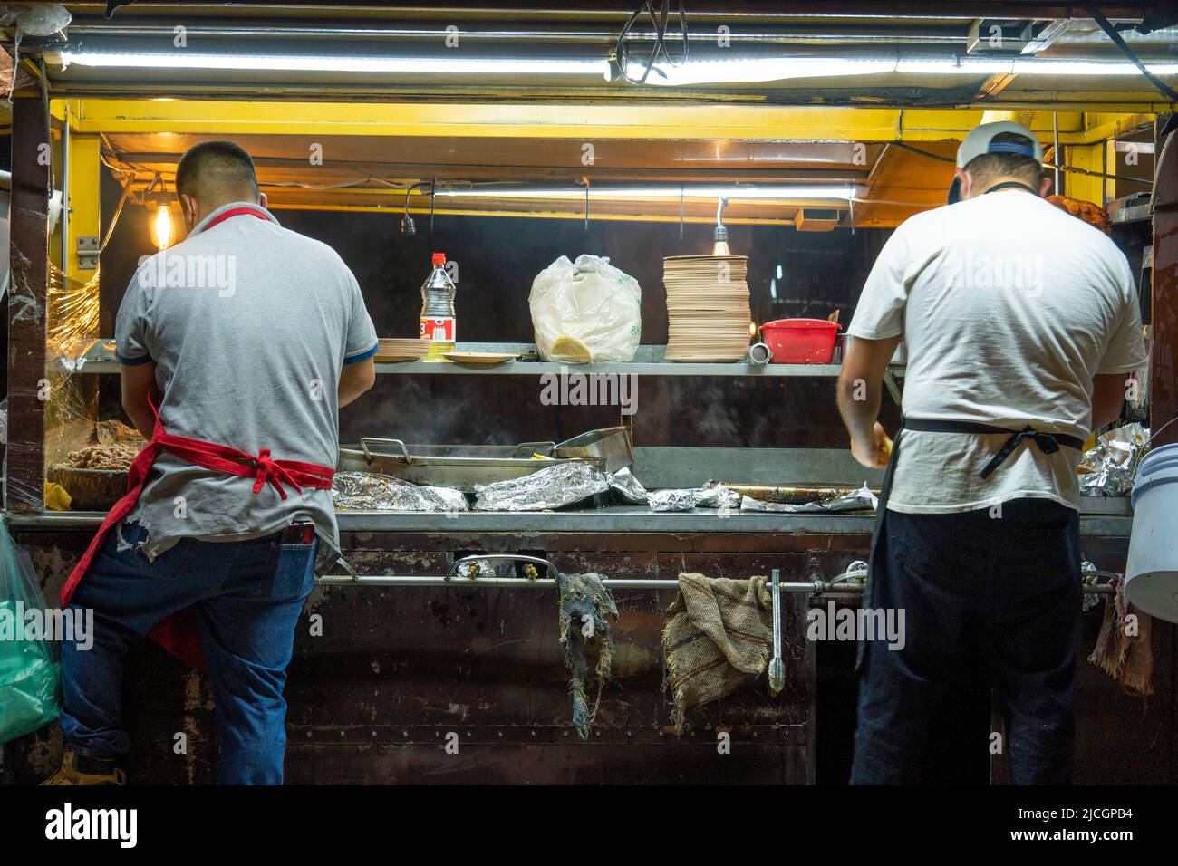 Restaurant mexicain en plein air taqueria Street où deux Mexicains font des tacos et des quesadillas Banque D'Images