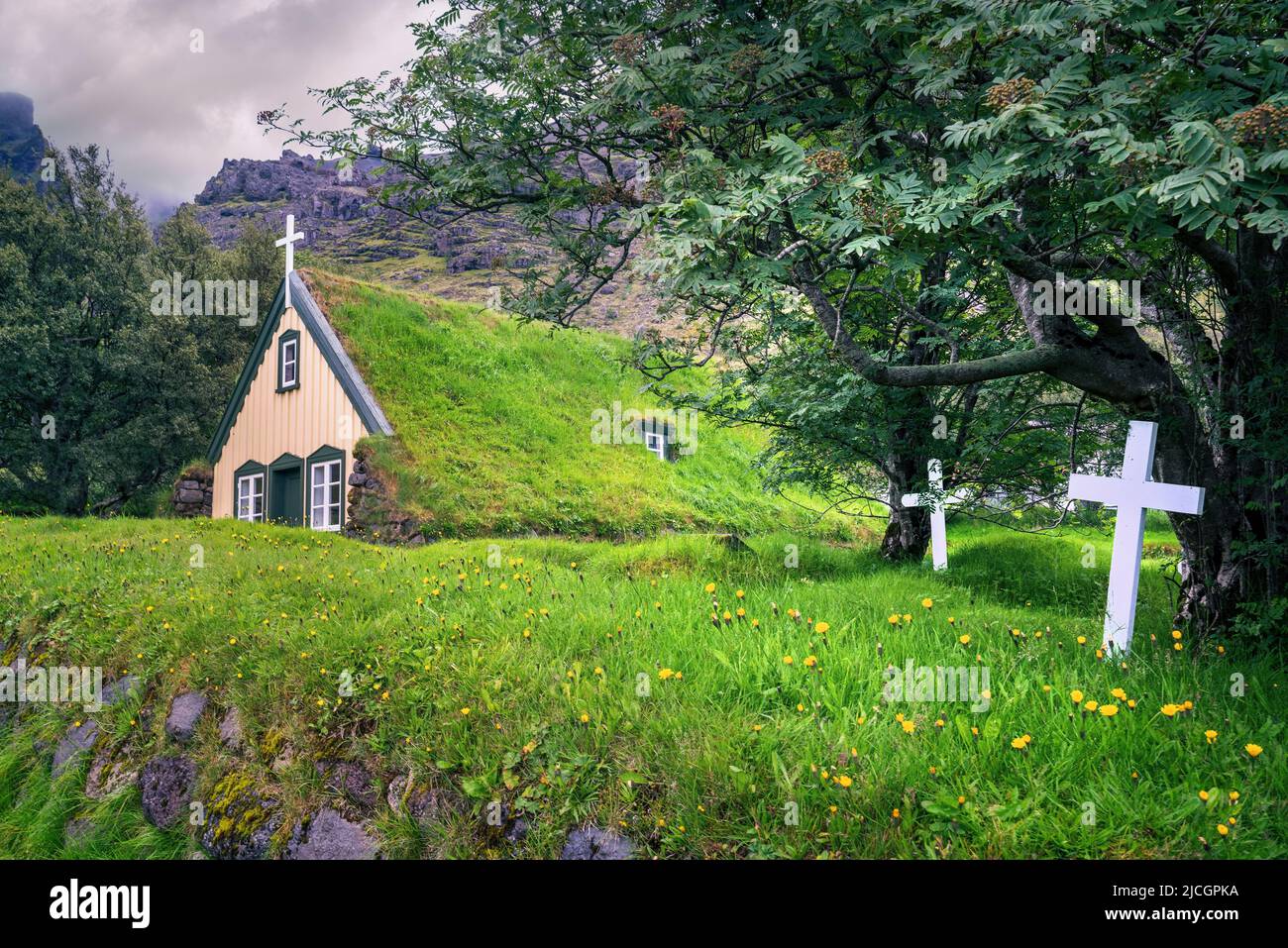 Pittoresque église en gazon de Hofskirka près de Hof, Islande Banque D'Images