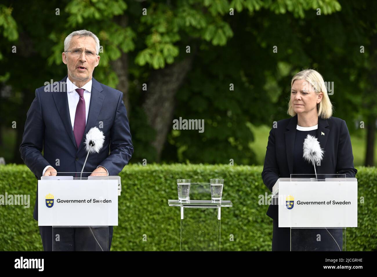 Harpsund, 13 juin 2022. Le Secrétaire général de l'OTAN, M. Jens Stoltenberg (L), et le Premier ministre suédois, M. Magdalena Andersson, donnent une conférence de presse après leur réunion à Harpsund, la retraite nationale des premiers ministres suédois, sur 13 juin 2022. Photo: Henrik Montgomery / TT / code 10060 Banque D'Images