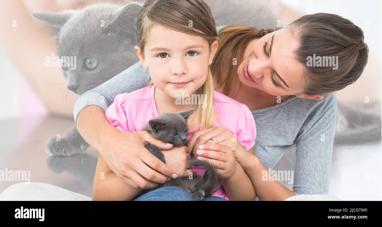 Image multiple d'un mignon chaton noir et de la mère et de la fille caucasiennes tenant un chaton noir Banque D'Images