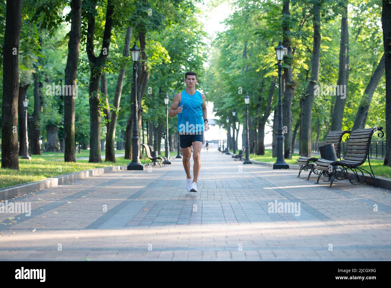 homme sportif coureur course à pied dans les vêtements de sport en extérieur. course à pied à distance Banque D'Images